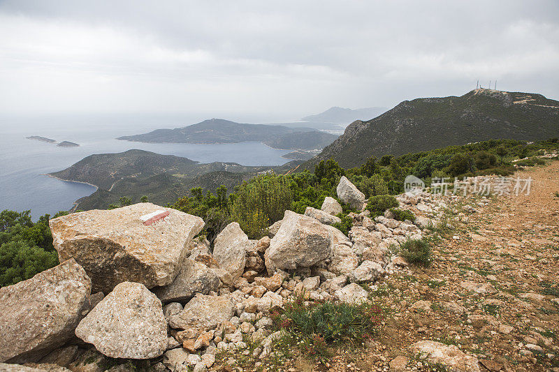 著名的利西亚路行人步行标记之间的fethiye到kas mugla turkey